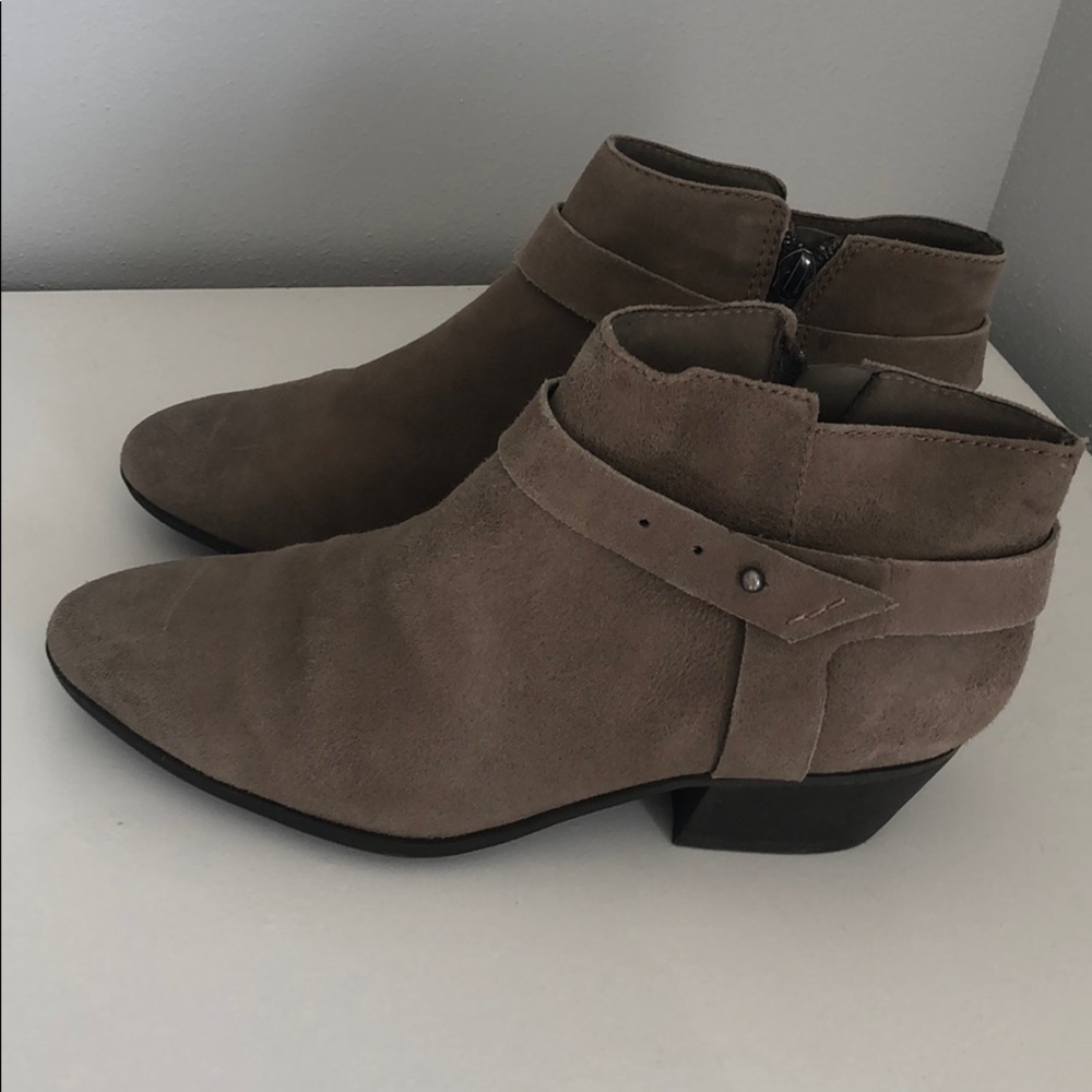 WORN ONCE Clark’s Booties
